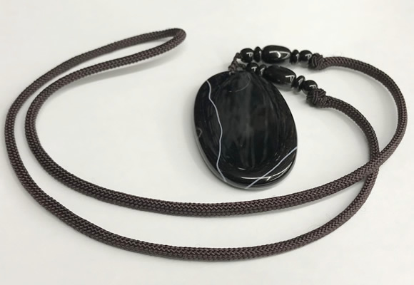 NGP5677 Agate oval pendant with nylon cord necklace
