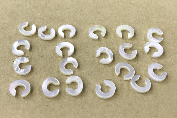 Shel17 8*10mm Natural White Shell Alphabet Letter Pendant