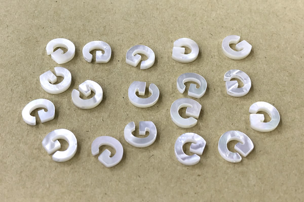 Shel21 9*10mm Natural White Shell Alphabet Letter Pendant
